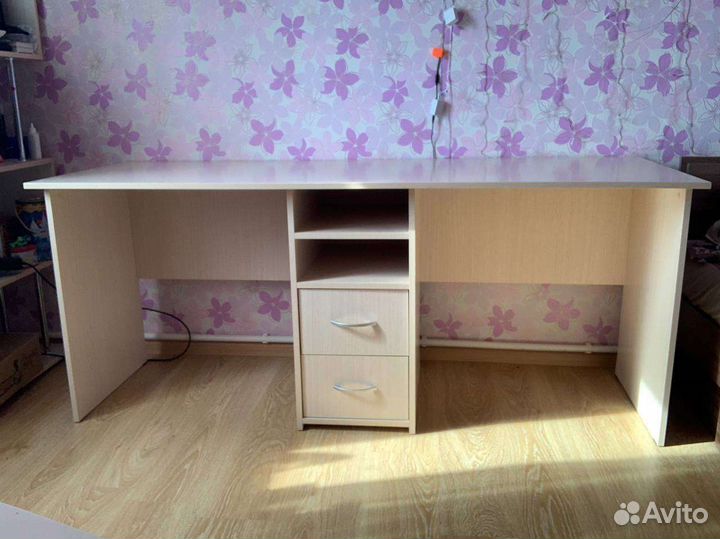 Письменный стол с ящиками