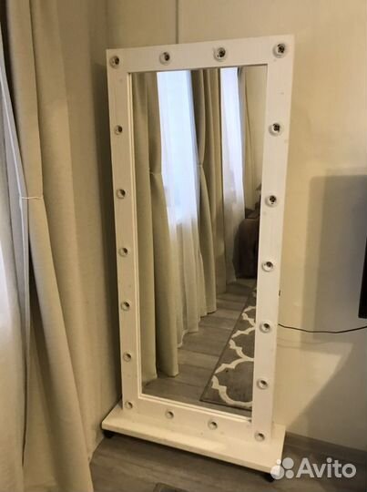 Гримерное зеркало с лампочками