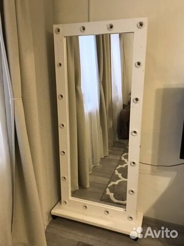 Гримерное зеркало с лампочками