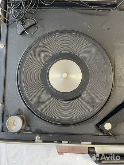 Музыкальный проигрыватель - чемодан