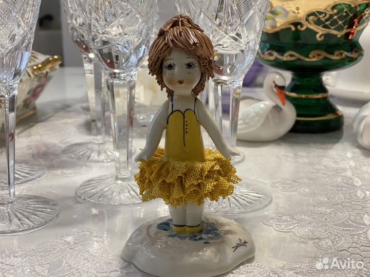 Статуэтка Италия «Девочка в желтом» кружево