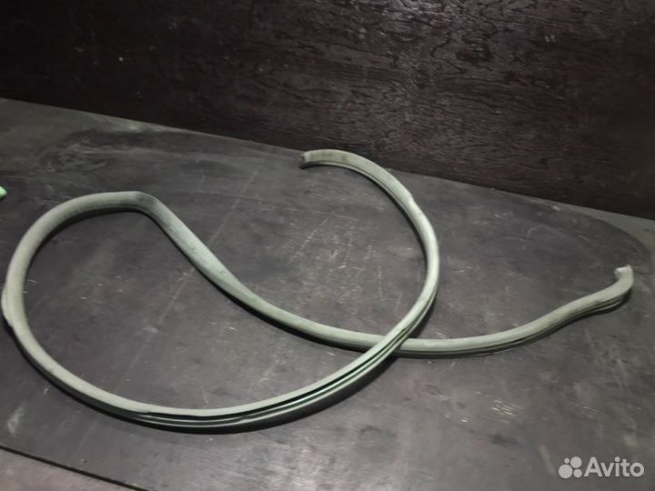 Уплотнитель проема двери передний Mercedes-Benz