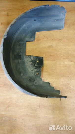 Задний левый подкрылок Subaru Tribeca