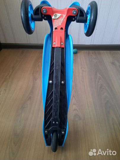 Самокат трехколесный
