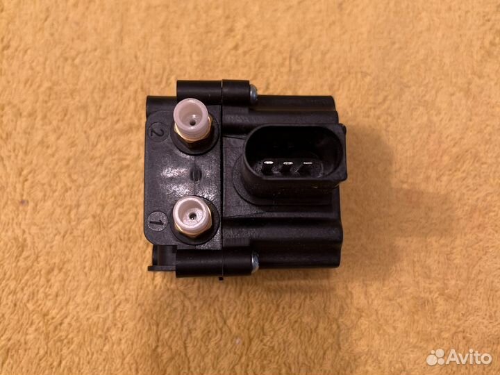 Блок клапанов пневмоподвески BMW 5 X5 X6