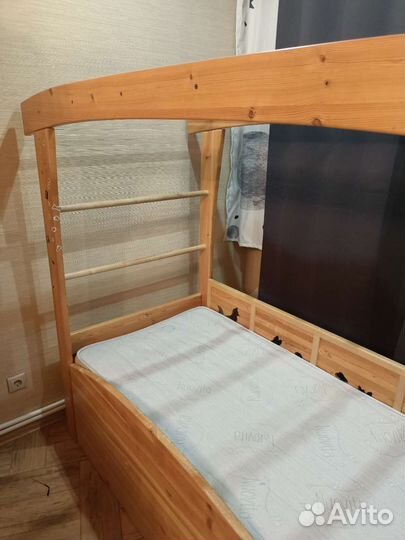 Кровать детская с лесенкой