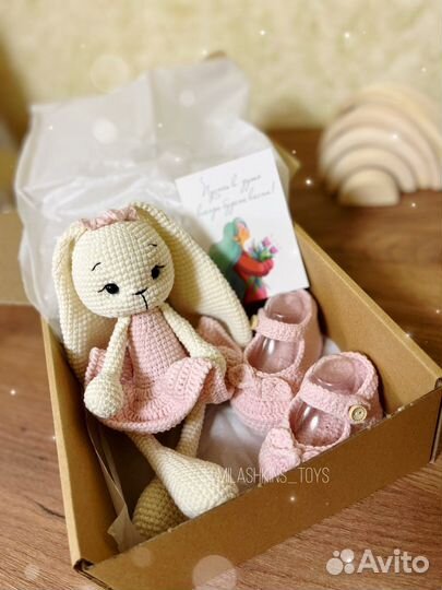 Заяц игрушка и пинетки