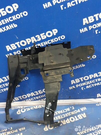 Рамка фары Nissan Teana J31 седан 2006