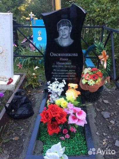 Памятник из черного гранита одинарный