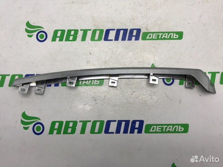 Молдинг решетки радиатора передний правый Mazda