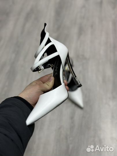 Туфли женские Versace белые кожаные