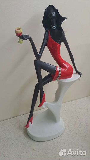 Декоративная статуэтка девушки 