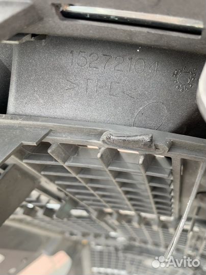 Решетка радиатора Cadillac CTS (15272104)