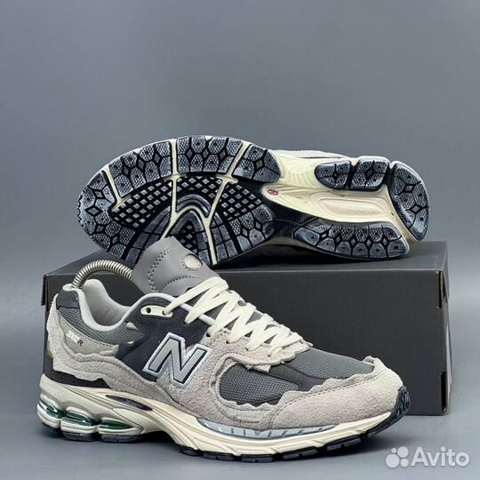 Светлые New Balance 2002R