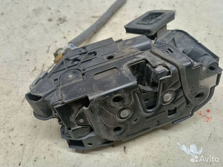 Замок двери передней правой Skoda Rapid