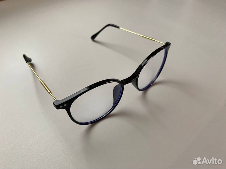 Имиджевые очки в черной оправе с золотыми дужками