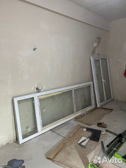 Переходное окно с дверью на балкон