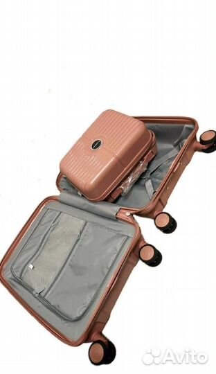 Чемодан с бьюти кейсом