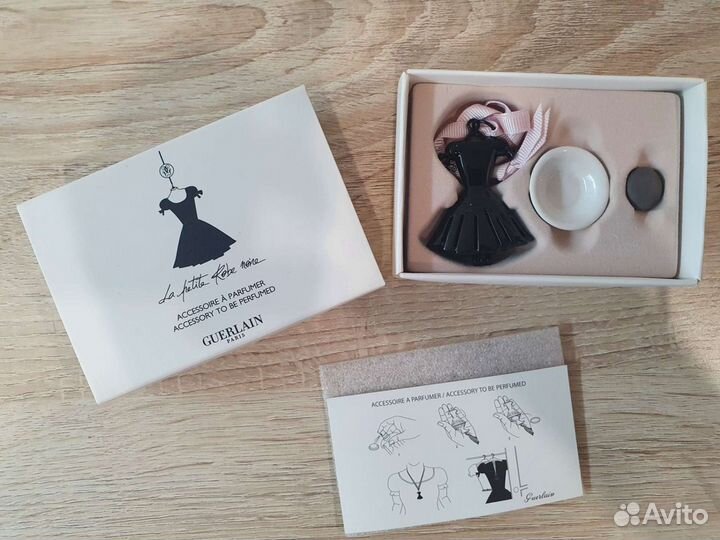 Брелок Givenchy, помандер Guerlain, косметички