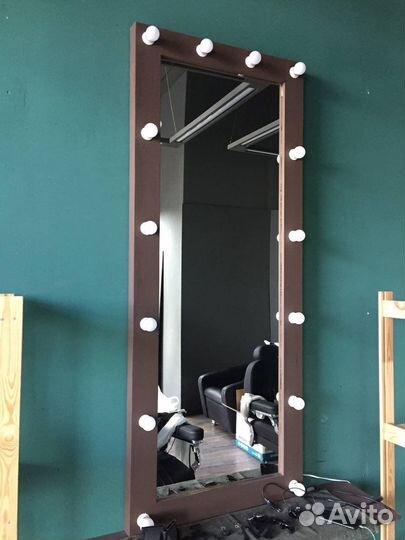 Гримерное зеркало с лампочками