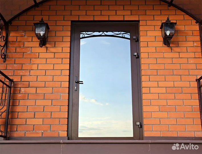 Дверь алюминиевая