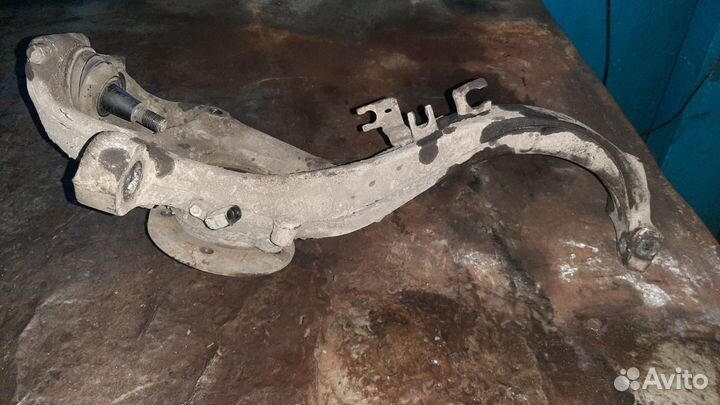 Кулак поворотный левый Audi A8 qu 4.2 2012г