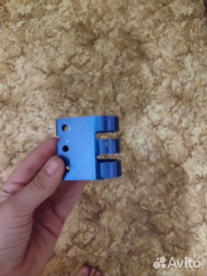 Зажим для трюкового самоката