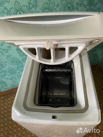 Стиральная машина Аристон и кухонный уголок