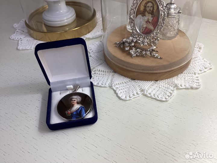 Роспись на фарфоре, серебро. Медальон