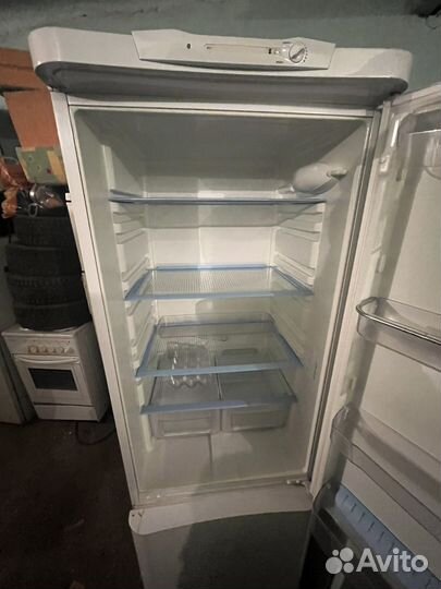 Холодильник indesit в хорошем состоянии