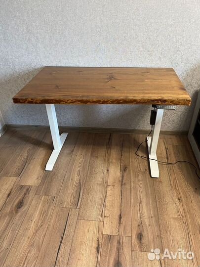 Компьютерный стол с электрорегулировкой