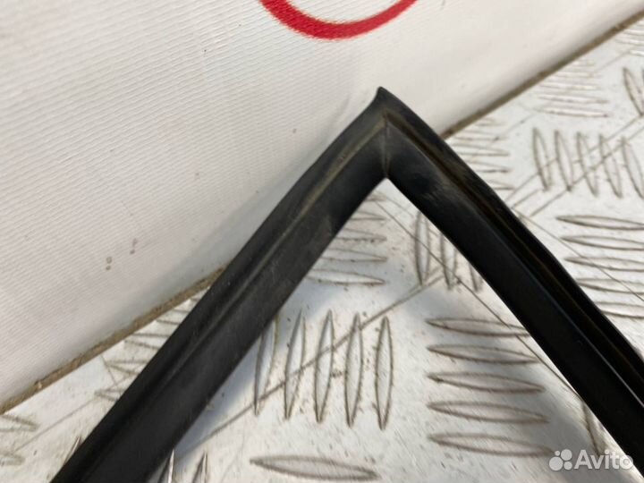 Б/У накладка лобового стекла (молдинг) передний