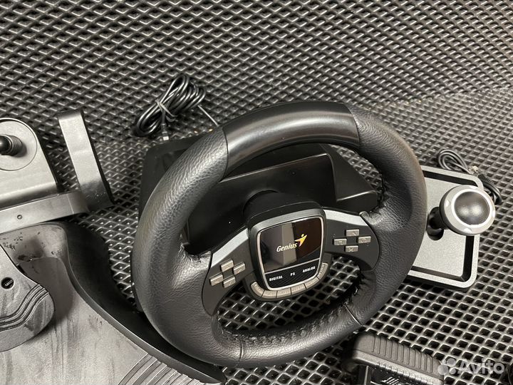 Игровой руль 900 градусов с обратной связью Genius