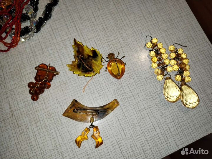 Янтарные бусы, броши, серьги