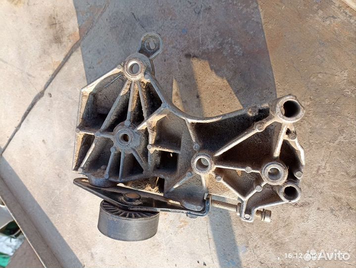 Кронштейн генератора Renault Clio Simbol