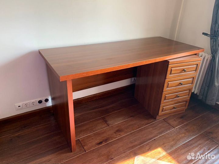 Письменный стол из массива дерева