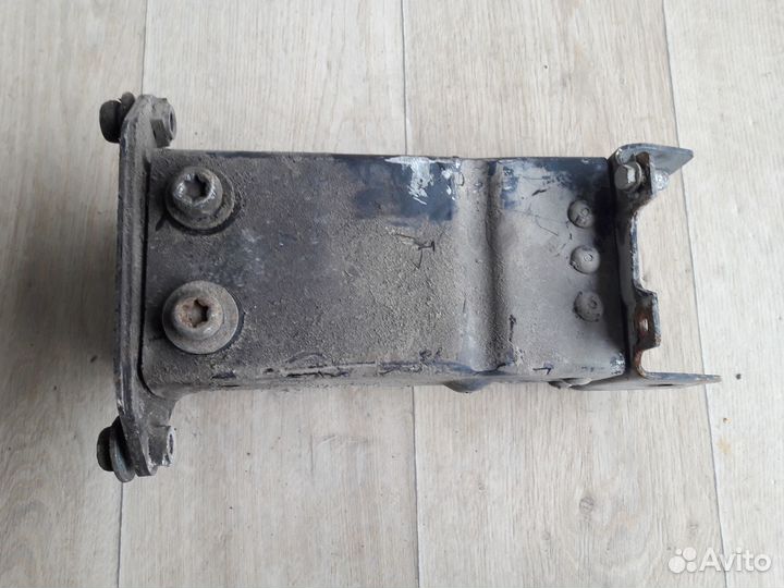 Кронштейн переднего усилителя Mercedes W220