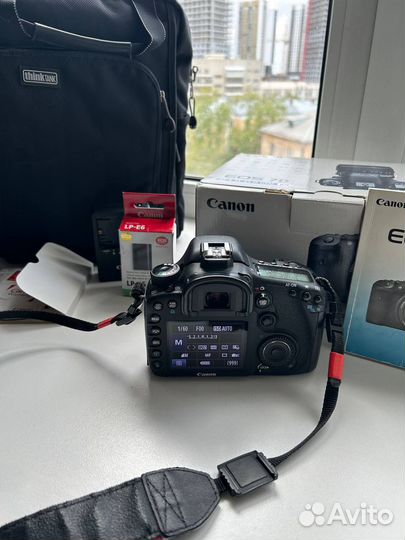Зеркальный фотоаппарат Canon 7D
