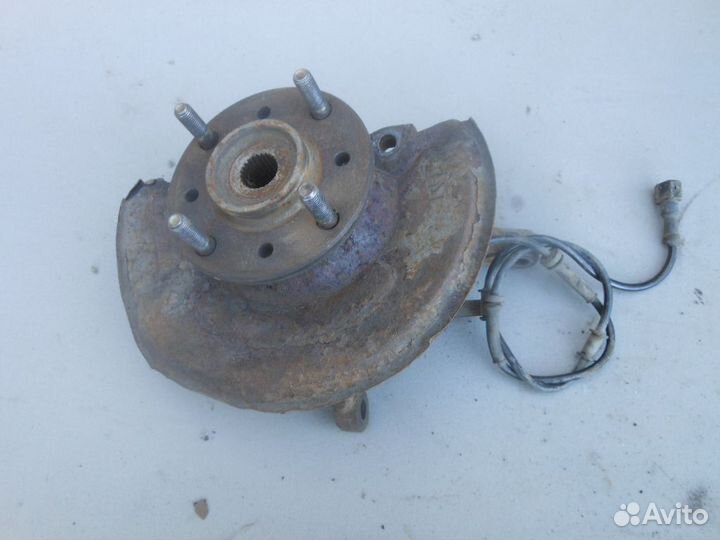 Кулак поворотный передний левый Mitsubishi Carisma