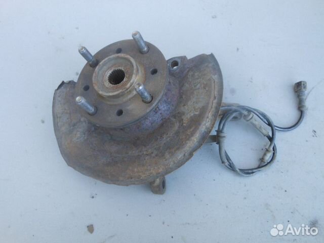 Кулак поворотный передний левый Mitsubishi Carisma