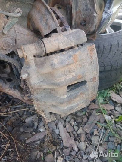 Суппорт тормозной передний Toyota Avensis 2000