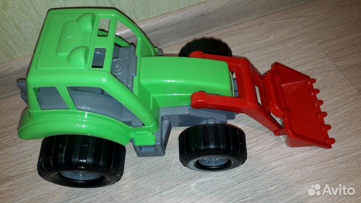 Новый большой трактор 