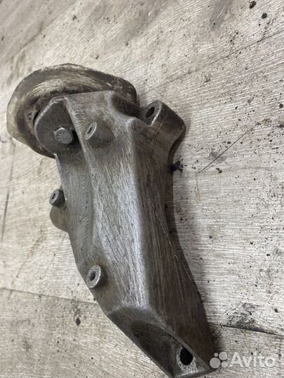 Кронштейн кпп Audi A6