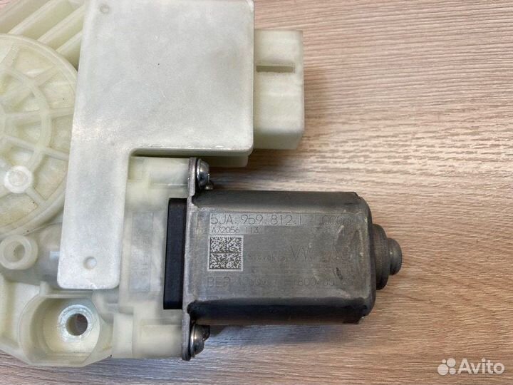 Мотор стеклоподъемника задний правый Skoda Rapid