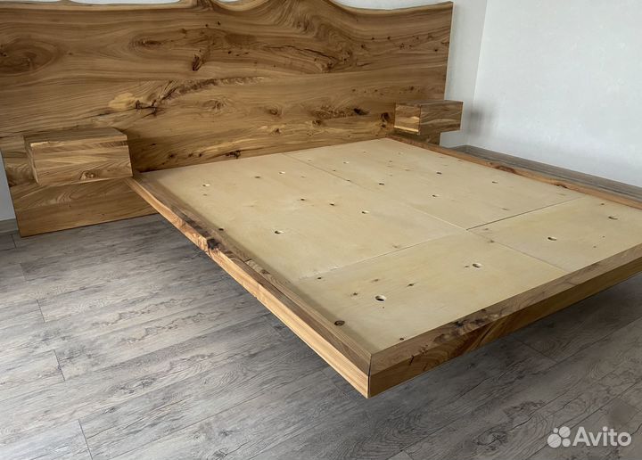 Кровать из дерева