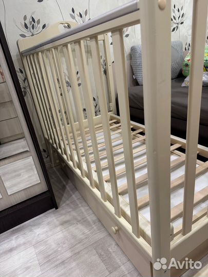 Детская кроватка с маятником и ящиком