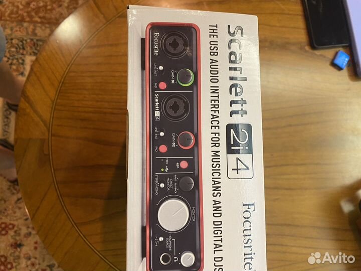 Внешняя звуковая карта Focusrite scarlett 2i4