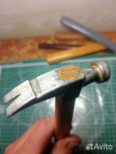 Молоток с гвоздодером