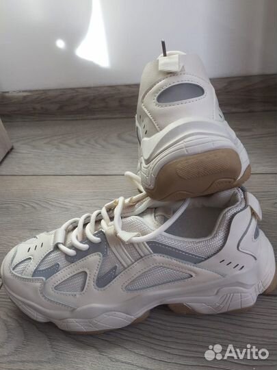 Кроссовки женские