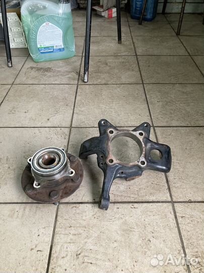 Кулак передний со ступицей Mitsubishi Pajero 4